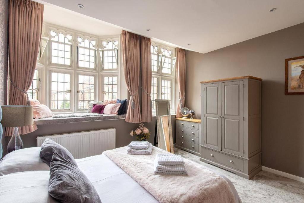 The Most Central Apartment In Canterbury Stunning Interiors, Fully Equipped, City Views And Free Wifi! Eksteriør billede