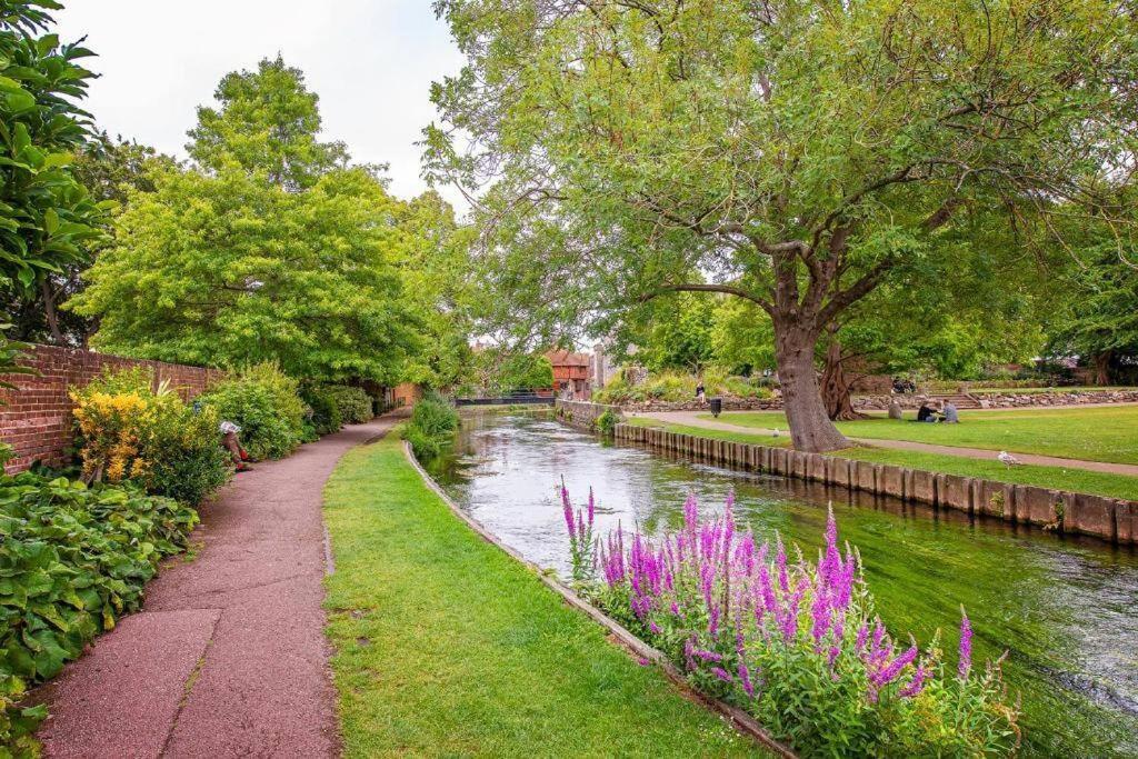 The Most Central Apartment In Canterbury Stunning Interiors, Fully Equipped, City Views And Free Wifi! Eksteriør billede